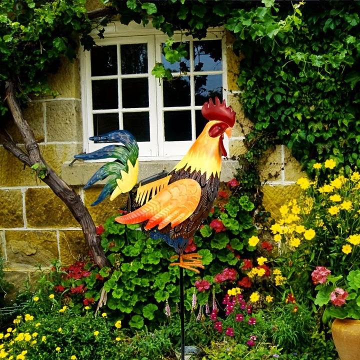 Adorno de Gallo con Plumas en Degradado Solar - Escultura y Luz Solar para Exteriores, Ideal para el Día de la Madre. Peineta roja impresionante, alas naranjas y cola verde. Diseño versátil para terraza, césped o escritorio que combina encanto rural con