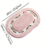 Una alfombra ovalada en la entrada, una alfombra junto a la cama cerca de la ventana salediza, una alfombra antideslizante para el baño y una alfombra absorbente para el cuarto de baño.