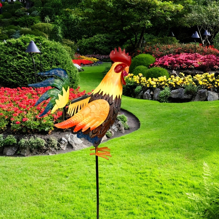 Adorno de Gallo con Plumas en Degradado Solar - Escultura y Luz Solar para Exteriores, Ideal para el Día de la Madre. Peineta roja impresionante, alas naranjas y cola verde. Diseño versátil para terraza, césped o escritorio que combina encanto rural con