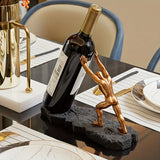 Un Elegante Soporte de Vino de Resina al Estilo Europeo - Un Diseño Luxuoso y Creativo que es Perfecto para la Decoración del Hogar y la Oficina, Haciéndolo un Ideal Exhibidor para Estanterías o Entradas.