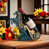 Elegante estante de vino azul con detalles dorados - Decoración lujosa de resina para sala de estar, soporte de TV o armario de vino - Regalo perfecto para mudanza o ocasiones especiales, decoración de caballos