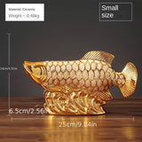 Figurilla de Cerámica de Arowana Dorada - Serie de Animales Alfabéticos, Decoración de Mesa Elegante para Sala de Estar, Oficina y Hogar, Ideal para Estantería y Gabinete de TV, Regalo Perfecto para Apertura de Negocios, Navidad y Día de Acción de Gracias