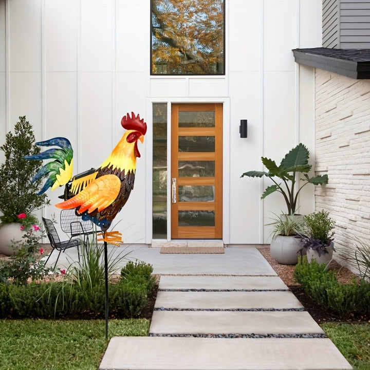 Adorno de Gallo con Plumas en Degradado Solar - Escultura y Luz Solar para Exteriores, Ideal para el Día de la Madre. Peineta roja impresionante, alas naranjas y cola verde. Diseño versátil para terraza, césped o escritorio que combina encanto rural con