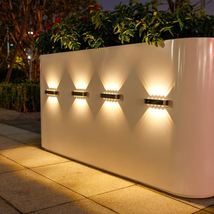 Luz de lavado de pared LED solar para exteriores con carcasa negra, montaje semi empotrado, control de sensor de luz, accesorio desmontable, sombra de plástico, batería de níquel de 600mAh, sin control remoto, luz de lavado incluida, módulo fotovoltaico