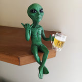 Estatuilla Divertida de Alien Bebiendo Cerveza - Figura Humorística en Resina Verde con Símbolo de Paz y Jarra, Decoración para Escritorio o Estantería para Fans de Ciencia Ficción, Regalo de Pascua, Arte Murales Artesanal, Artículo Novedoso y Juguetón