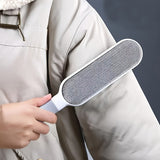 Una cepillo de doble lado para recoger pelo de mascotas y polvo, diseñado para limpieza electrostática manual. Hecho de polipropileno duradero, se puede utilizar en ropa, sofás, muebles, ropa de cama y alfombras sin necesidad de electricidad.