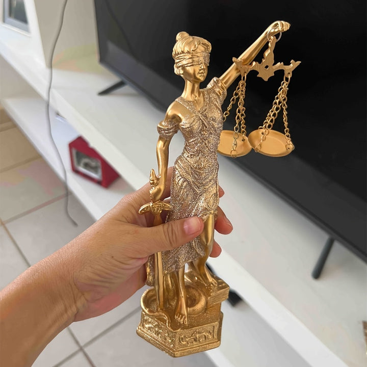 Estatua de resina dorada de la diosa de la justicia - Escultura griega de la ley de 23.98 cm con máscara para los ojos, llamado del cielo y espada, decoración para hogar y oficina, decoración para estantería