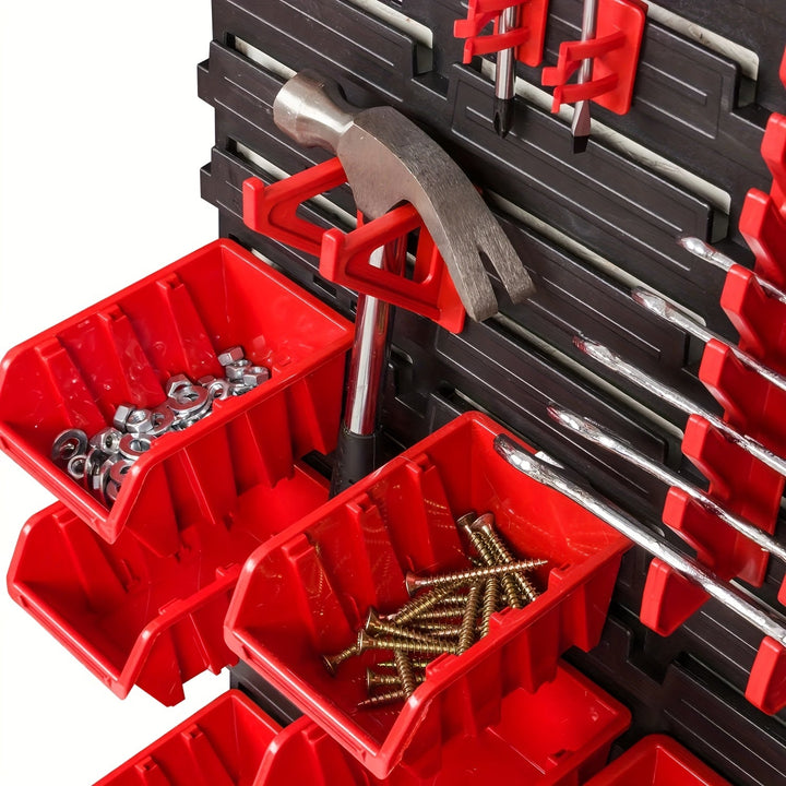 Estante organizador de herramientas montado en pared, resistente - Rack de almacenamiento multicompartimento con estantes plásticos rojos y negros, tableros colgantes y ganchos para garaje, taller - Organización de taller duradera y ahorradora de espacio