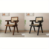 Dos sillas de ratán resistentes con reposabrazos y un sofá estilo japonés tejido, ideales para el hogar o comedor. Adecuadas tanto para interiores como exteriores, perfectas para la merienda al aire libre