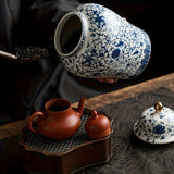 1pc Tarro de Almacenamiento de Cerámica de Porcelana Azul y Blanca Vintage con Tapa Abatible - Contenedor Redondo Multiusos para Granos de Café, Cereales, Comida para Mascotas - Lavado a Mano, Reutilizable, No Necesita Electricidad