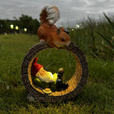 Encantadora Estatua de Jardín de Elfo Ardilla con Energía Solar - Lámpara Decorativa de Resina para Exteriores con Carga Inalámbrica, Batería de 600mAh Incluida