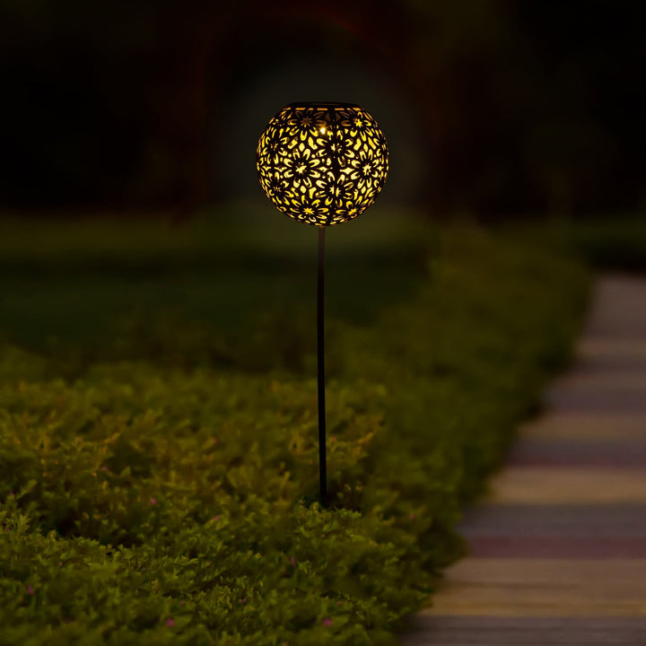 1pc Lámpara de proyección de flores huecas con enchufe de metal solar para suelo, adecuada para jardín, patio, césped, camino, balcón, estanque, decoración navideña, regalos para amigos.