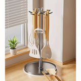 Un estante de almacenamiento de cocina sin necesidad de taladrar, con un gancho y barra giratorios para organizar utensilios como espátulas y cucharas, perfecto para escurrir.