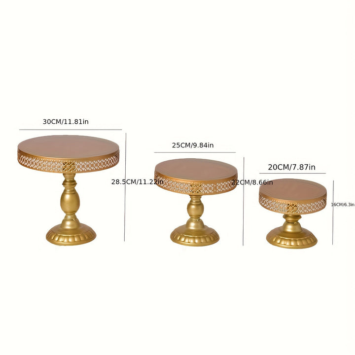 Estante para postres en una tienda de cocina para el hogar, mostrando varias estanterías de productos.