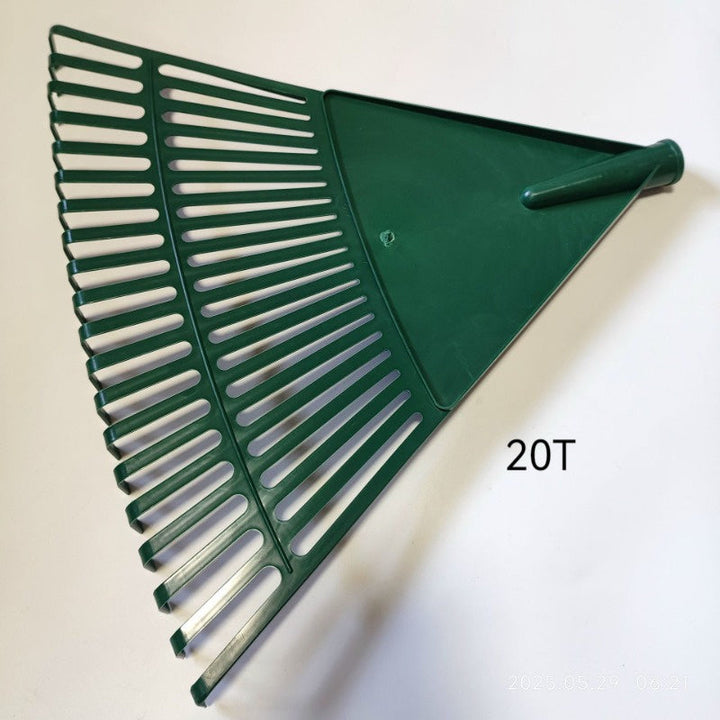 Rastrillo de jardín de plástico duradero con mango ergonómico - Diseño de dientes anchos para una eficiente recolección de hojas y desechos, ideal para el cuidado de césped y la limpieza de patios, herramienta para césped y jardín | Rastrillo con mango e