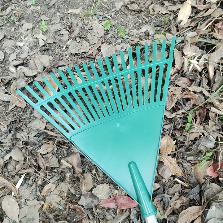 Rastrillo de jardín de plástico duradero con mango ergonómico - Diseño de dientes anchos para una eficiente recolección de hojas y desechos, ideal para el cuidado de césped y la limpieza de patios, herramienta para césped y jardín | Rastrillo con mango e