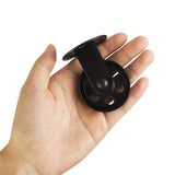 Un conjunto de 2 poleas negras de 2 pulgadas, 2 para luces de araña, diseñadas para poleas de pared vintage para luces de crecimiento de plantas en un gazebo industrial rústico.