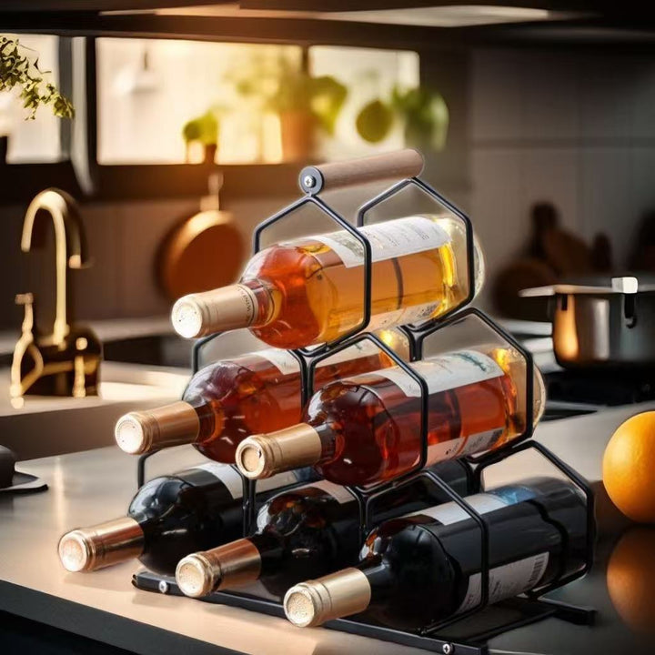 Un soporte de vino creativo que puede almacenar seis botellas, ideal para armarios de vino en casa y áreas de comedor de lujo.