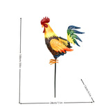 Adorno de Gallo con Plumas en Degradado Solar - Escultura y Luz Solar para Exteriores, Ideal para el Día de la Madre. Peineta roja impresionante, alas naranjas y cola verde. Diseño versátil para terraza, césped o escritorio que combina encanto rural con